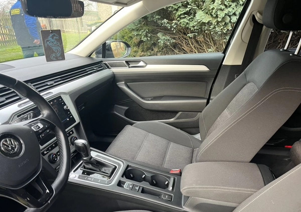 Volkswagen Passat cena 73800 przebieg: 145000, rok produkcji 2018 z Wisła małe 56